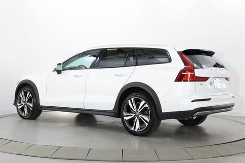 2025 Volvo V60 Cross Country B5 Plus