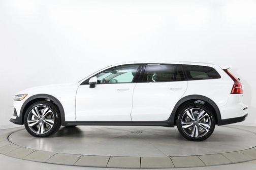 2025 Volvo V60 Cross Country B5 Plus