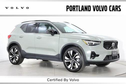 2025 Volvo XC40 B5 Ultra Dark Theme