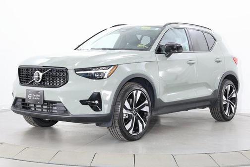 2025 Volvo XC40 B5 Ultra Dark Theme