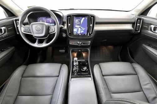 2025 Volvo XC40 B5 Ultra Dark Theme