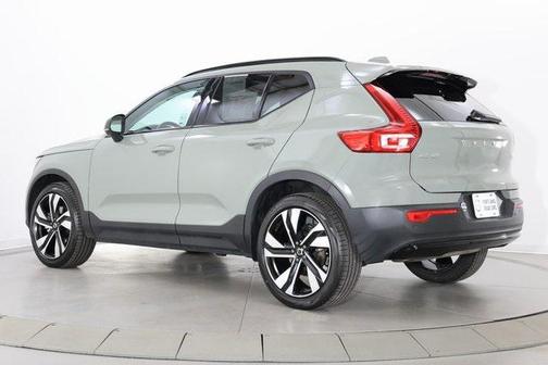2025 Volvo XC40 B5 Ultra Dark Theme