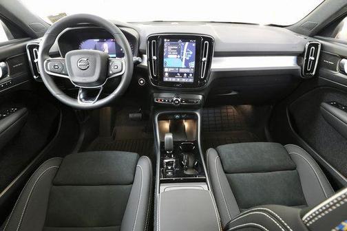 Onyx Black 2026 Volvo XC40 Black Edition Ultra, B5 AWD Gas (mild hybrid)