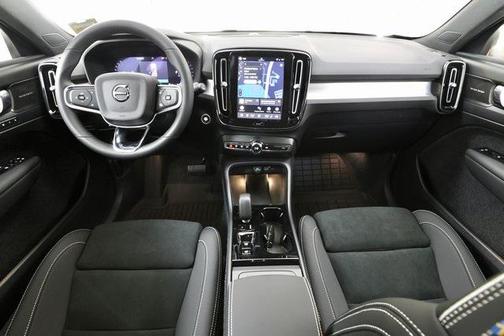 2026 Volvo XC40 B5 Ultra Black Edition