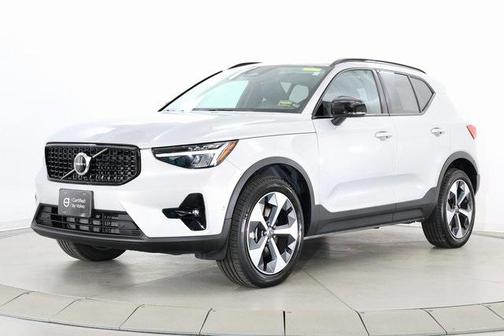 2024 Volvo XC40 B5 Plus Dark Theme