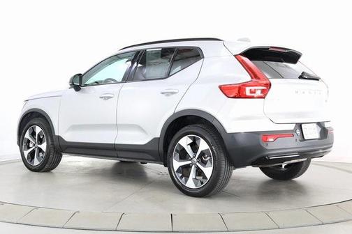 2024 Volvo XC40 B5 Plus Dark Theme
