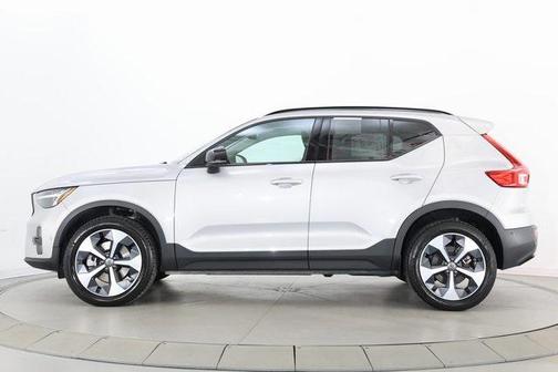 2024 Volvo XC40 B5 Plus Dark Theme