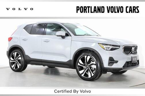 2025 Volvo XC40 B5 Plus Bright Theme