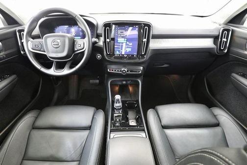 2025 Volvo XC40 B5 Plus Bright Theme