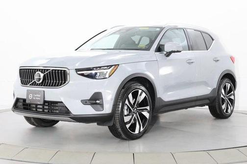 2025 Volvo XC40 B5 Plus Bright Theme