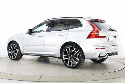 2022 Volvo XC60 B6 R-Design