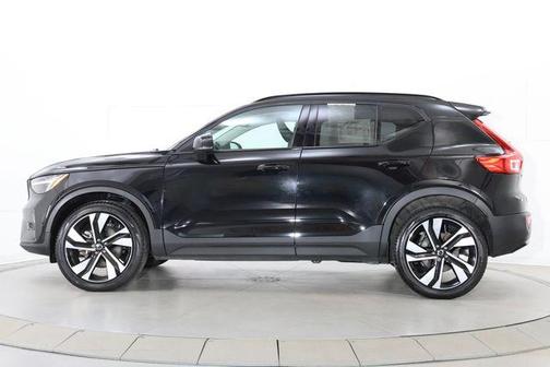 Onyx Black Metallic 2024 Volvo XC40 B5 Plus Dark Theme