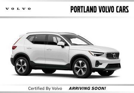 Crystal White 2025 Volvo XC40 B5 Plus Dark Theme