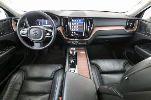 2023 Volvo XC60 B5 Ultimate Dark Theme