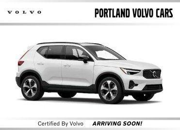 Crystal White 2025 Volvo XC40 B5 Plus Dark Theme