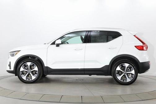 2025 Volvo XC40 B5 Core Bright Theme