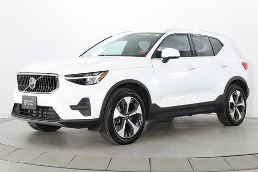 2025 Volvo XC40 B5 Core Bright Theme