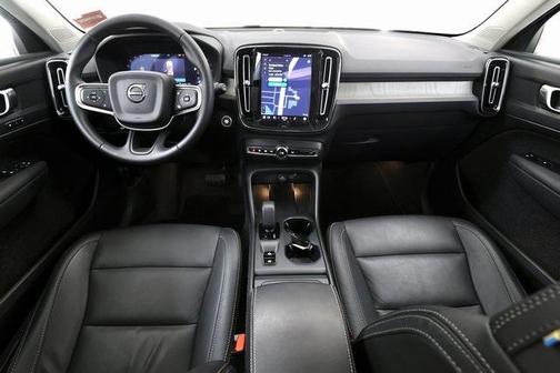 2025 Volvo XC40 B5 Core Bright Theme