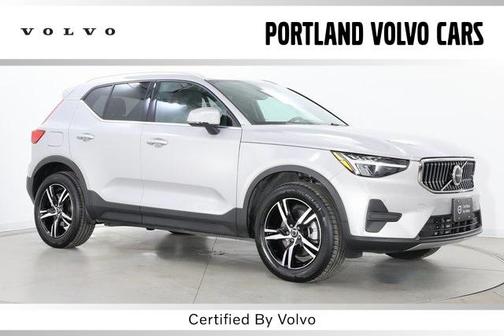 2025 Volvo XC40 B5 Core Bright Theme