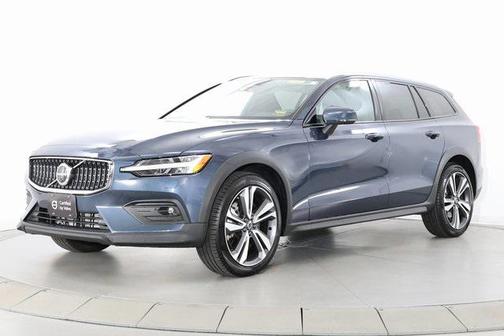 2025 Volvo V60 Cross Country B5 Plus