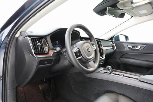 2025 Volvo V60 Cross Country B5 Plus