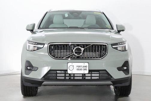 2025 Volvo XC40 B5 Ultra Bright Theme