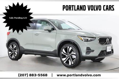 2025 Volvo XC40 B5 Ultra Bright Theme