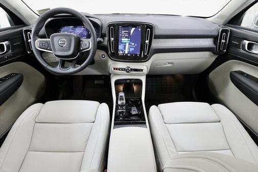 2025 Volvo XC40 B5 Ultra Bright Theme