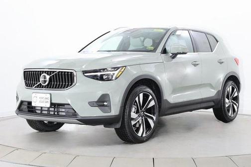 2025 Volvo XC40 B5 Ultra Bright Theme