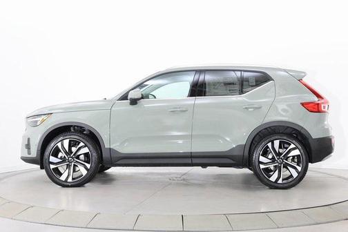 2025 Volvo XC40 B5 Ultra Bright Theme