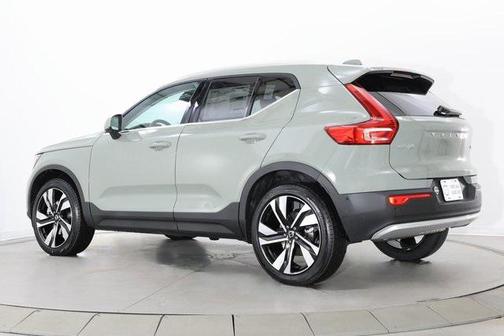 2025 Volvo XC40 B5 Ultra Bright Theme