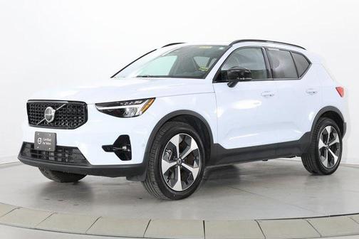 2025 Volvo XC40 B5 Plus Dark Theme