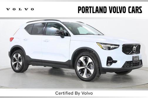 2025 Volvo XC40 B5 Plus Dark Theme