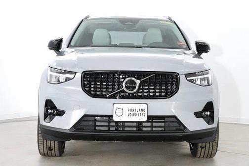 2026 Volvo XC40 Plus, B5 AWD Gas (mild hybrid), Dark