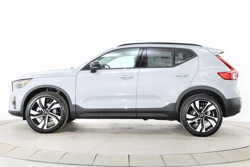 2026 Volvo XC40 Plus, B5 AWD Gas (mild hybrid), Dark
