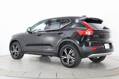 2025 Volvo XC40 B5 Core Bright Theme