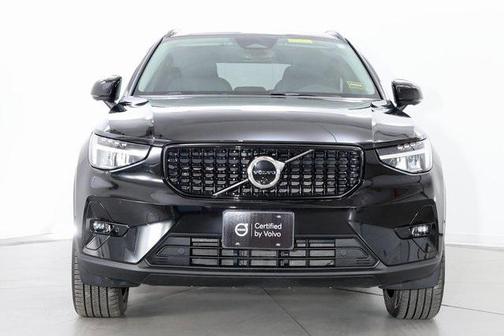 2025 Volvo XC40 B5 Plus Dark Theme