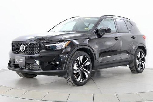 2025 Volvo XC40 B5 Plus Dark Theme