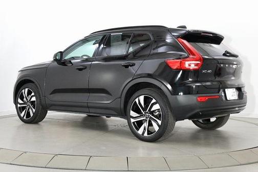 2025 Volvo XC40 B5 Plus Dark Theme