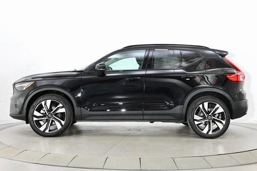 2025 Volvo XC40 B5 Plus Dark Theme