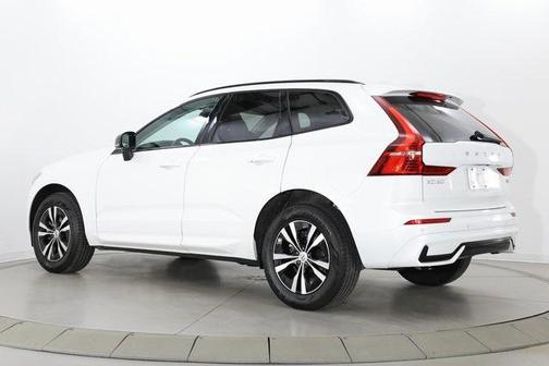 2024 Volvo XC60 B5 Core Dark Theme