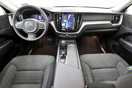 2024 Volvo XC60 B5 Core Dark Theme