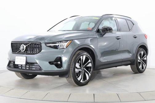 2026 Volvo XC40 Plus, B5 AWD Gas (mild hybrid), Dark