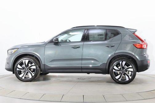 Forest Lake 2026 Volvo XC40 Plus, B5 AWD Gas (mild hybrid), Dark