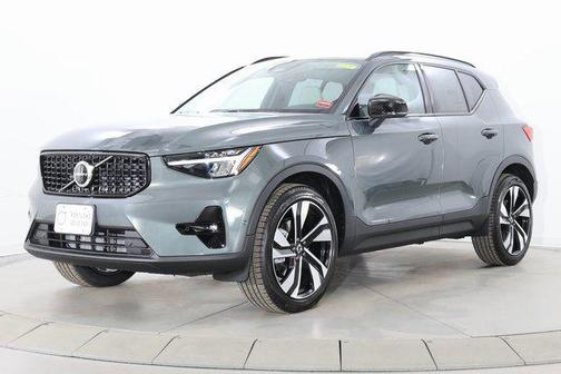 Forest Lake 2026 Volvo XC40 Plus, B5 AWD Gas (mild hybrid), Dark