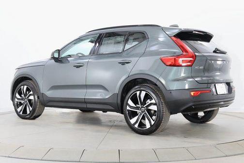 Forest Lake 2026 Volvo XC40 Plus, B5 AWD Gas (mild hybrid), Dark