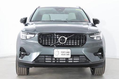 2026 Volvo XC40 Plus, B5 AWD Gas (mild hybrid), Dark