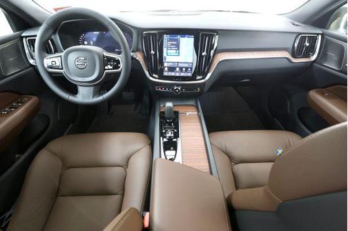 Onyx Black Metallic 2026 Volvo V60 Cross Country Plus, B5 AWD Gas (mild hybrid)
