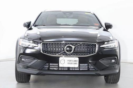 Onyx Black Metallic 2026 Volvo V60 Cross Country Plus, B5 AWD Gas (mild hybrid)