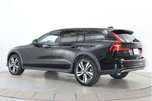 Onyx Black Metallic 2026 Volvo V60 Cross Country Plus, B5 AWD Gas (mild hybrid)